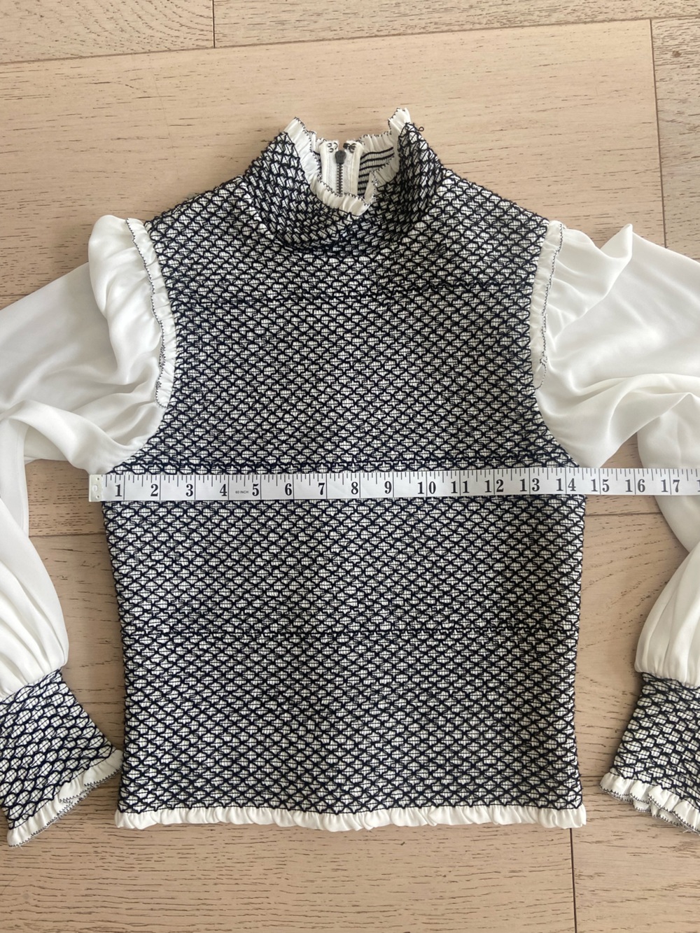 ALICE & OLIVIA Aviva Smocked Blouse Small Black Cream Statement Sleeve Cuff - Picture 8 of 9